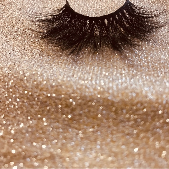 REIGN - Picture 2 of 5